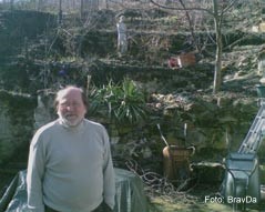 Herbert Janata vor den hängenden Gärten von Donnerskirchen